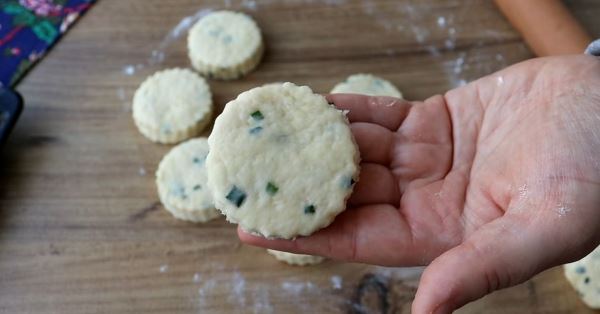 Домашнее печенье с зеленым луком: рецепт простой выпечки