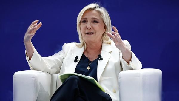 Имиджмейкер назвала причину отказа Ле Пен от женственных нарядов