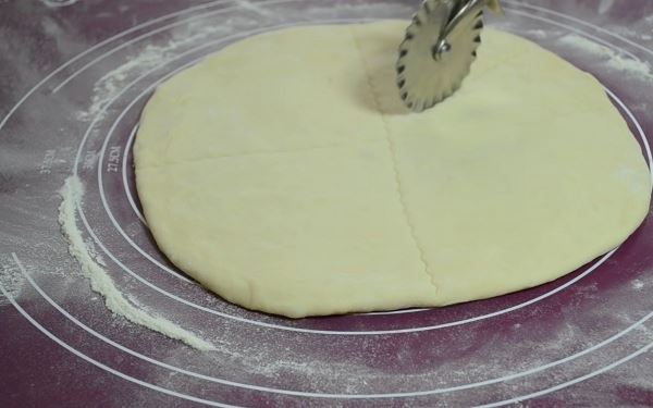 Ленивые пирожки на кефире с тягучей сырной начинкой