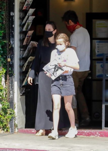 Новый выход: Анджелина Джоли с дочкой на шопинге