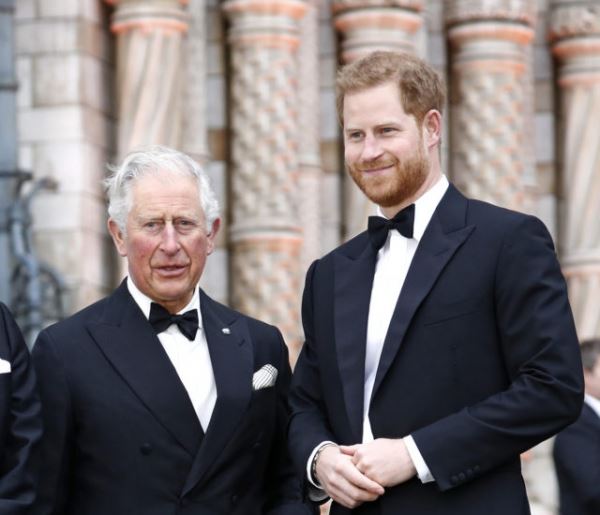 «Видел два раза в жизни»: принца Чарльза раскритиковали за отсутствие Меган Маркл на снимке с Арчи