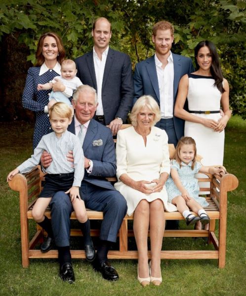 «Видел два раза в жизни»: принца Чарльза раскритиковали за отсутствие Меган Маркл на снимке с Арчи