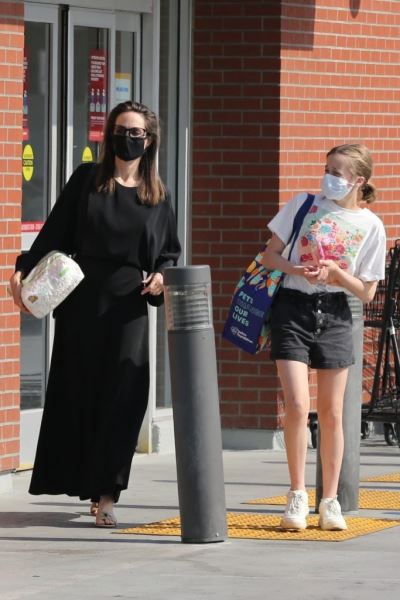 Новый выход: Анджелина Джоли с дочкой на шопинге