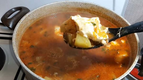 Суп с жареной вермишелью и яйцами пашот